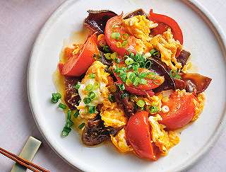 卵とトマトと生きくらげの三色炒めレシピ写真