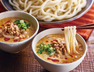 納豆で担々風つけうどんの写真