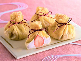 いちごムースのクレープ巾着の写真