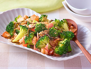 写真：ブロッコリーとトマトの昆布和え