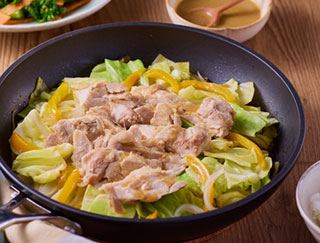 写真：キャベツと鶏肉の蒸し煮