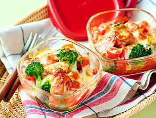 写真：トマトとブロッコリーのチーズ焼き